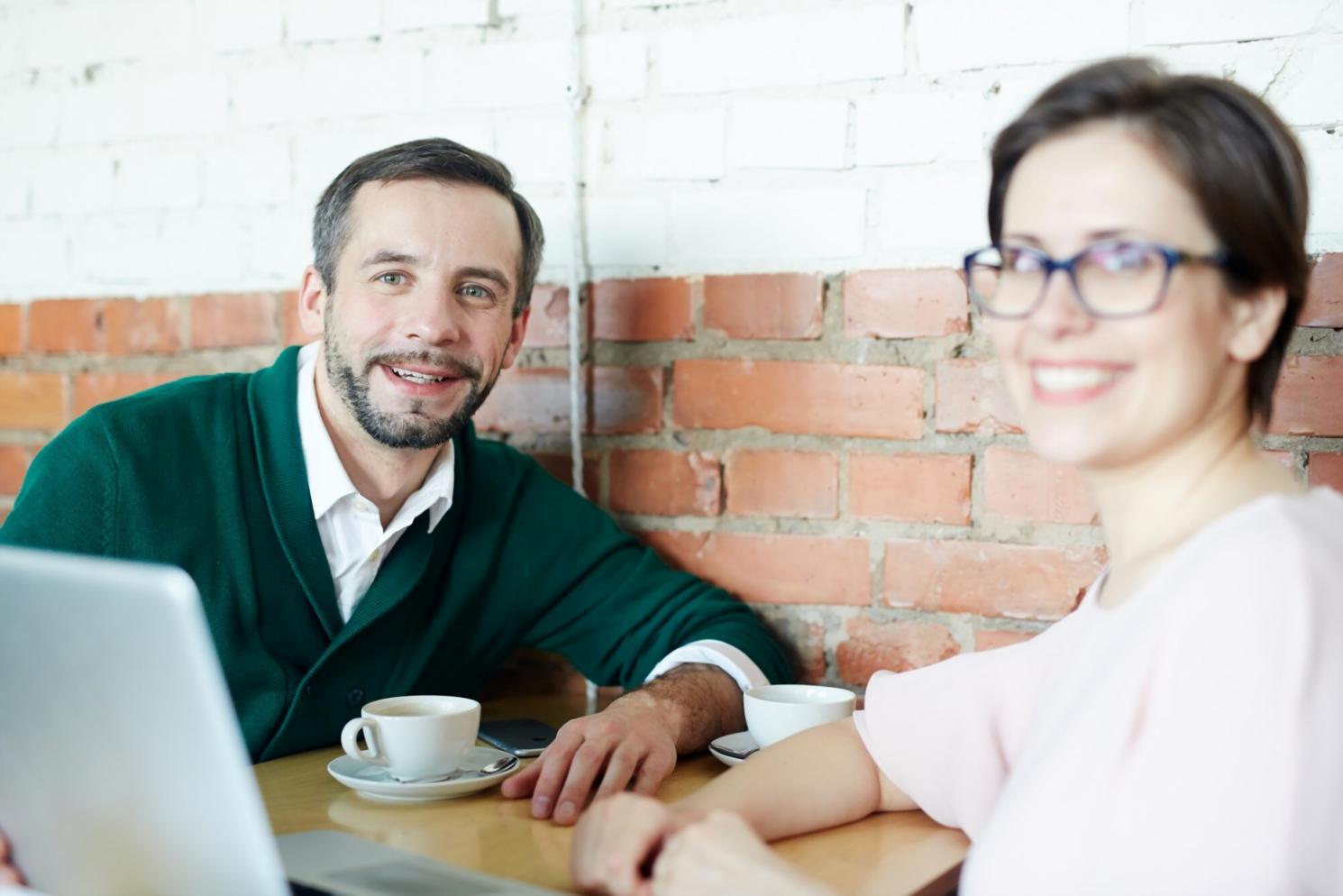 Estudiantes aprendiendo sobre finanzas personales